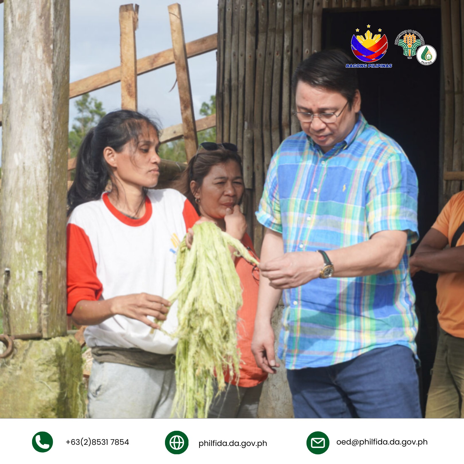 Two people discussing pineapple fiber production, focusing on processing, sustainability, and market potential for eco-friendly materials.