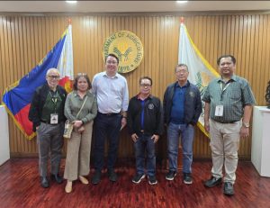 Maghapon ang naging pulong natin ngayon sa Department of Agriculture at nais nating pasalamatan si Secretary Francisco T. Laurel Jr. sa suportang ibinibigay nya sa sektor nin mga paraoma asin parasila, lalo na ang pagtugot kan saiyang opisina na masinsinan tang makahuron an duwa niyang Undersecretaries na sina Usec/Chief of Staff Alvin Balagbag at Usec Asis Perez, kasama na si PhilFIDA Executive Director Ali Atienza.