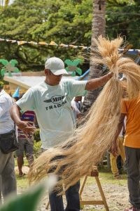 Catanduanes stands proud as the top Abaca-producing province in the country, following its rich and abundant plantations of locally grown Abaca within the island. Within its helm of strong-willed Catandunganons, skilled 𝘼𝙗𝙖𝙘𝙖𝙡𝙚𝙧𝙤𝙨 (𝙥𝙖𝙧𝙖𝙝𝙖𝙜-𝙤𝙩𝙨) were born.