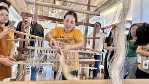 Weaving sustainability into every thread! Happening now at Villas by Eco Hotels: an orientation training on basic handloom weaving. This hands-on session is all about reviving traditional crafts while nurturing eco-friendly practices.