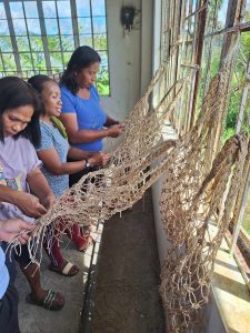 Sagrada, Viga, Catanduanes– Isinasagawa ng Philippine Fiber Industry Development Authority (PhilFIDA) ang isang livelihood program sa Barangay Sagrada na nagsasanay sa mga kababaihan sa paggawa ng abaca twine at bag. Ang programa ay naglalayong mapaunlad ang kanilang kakayahan at magkaroon ng karagdagang kita.